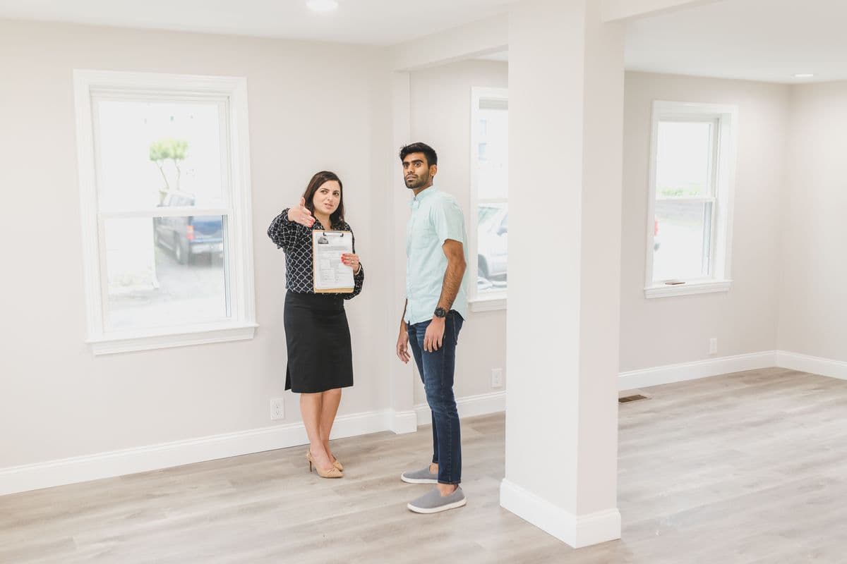 Qualify the buyer. Book the viewing.